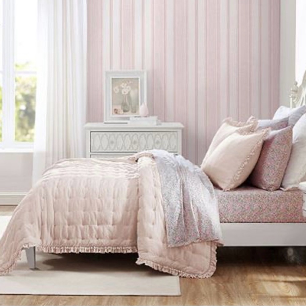 Laura Ashley Hailee Solid Pink Microfiber Quilt Set Queen - Picture 2 of 6